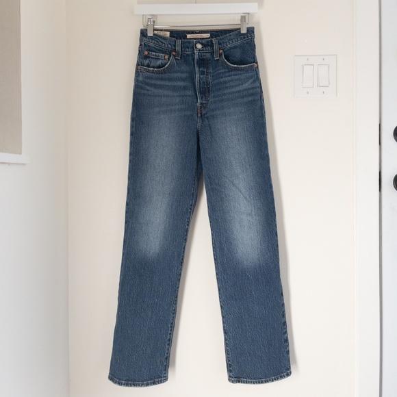 Levi’s Ribcage Straight Ankle Jeans in On My Honor dark wash - Picture 1 of 6